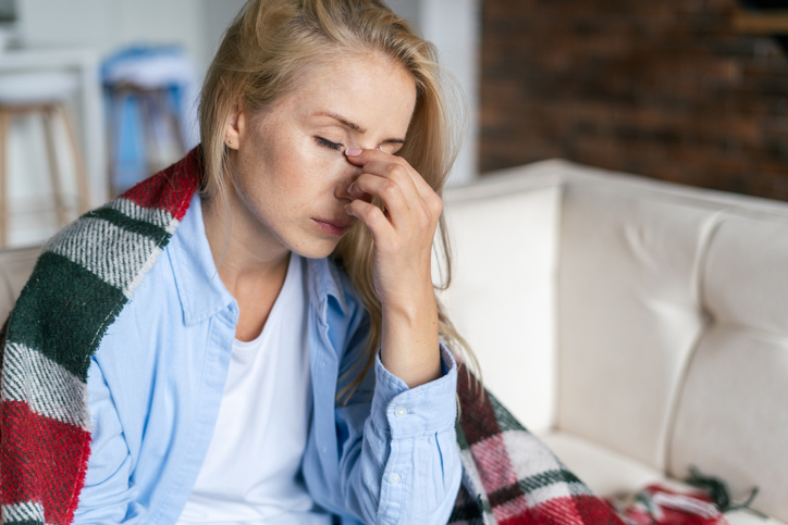 giovane donna con influenza e raffreddore