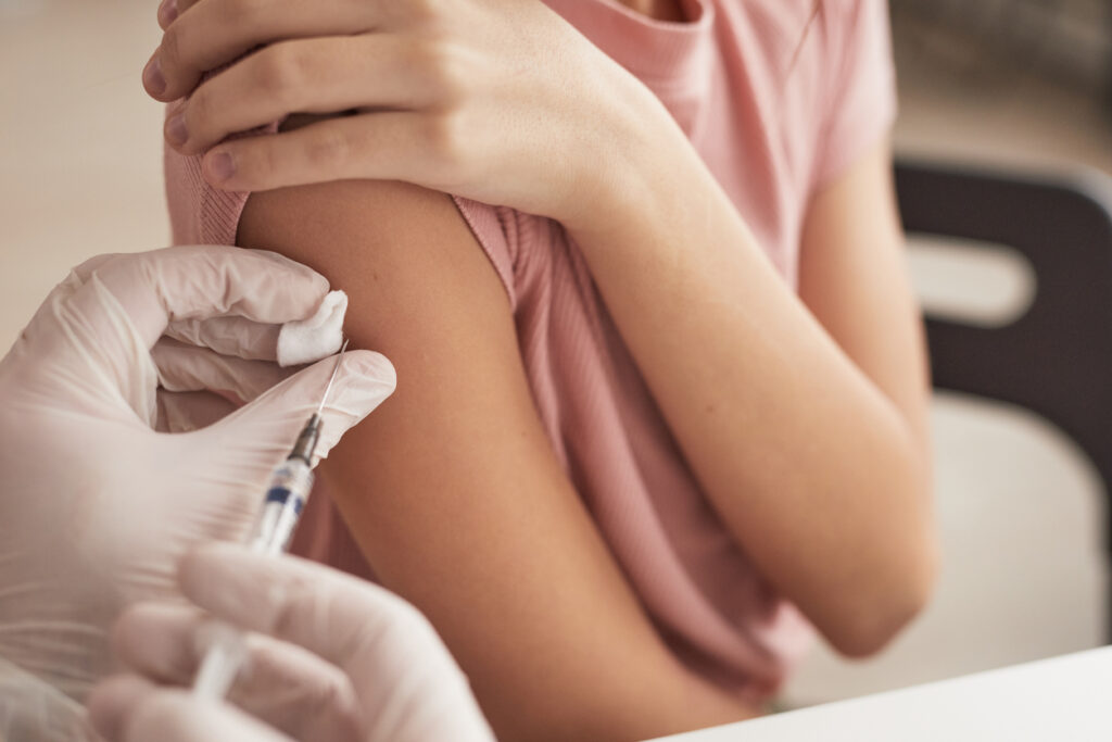 Medico effettua vaccinazione anti influenzale, fortemente raccomandata dal ministero della sanità.