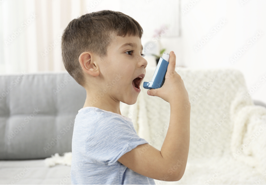 Bambino con asma utilizza l’inalatore
